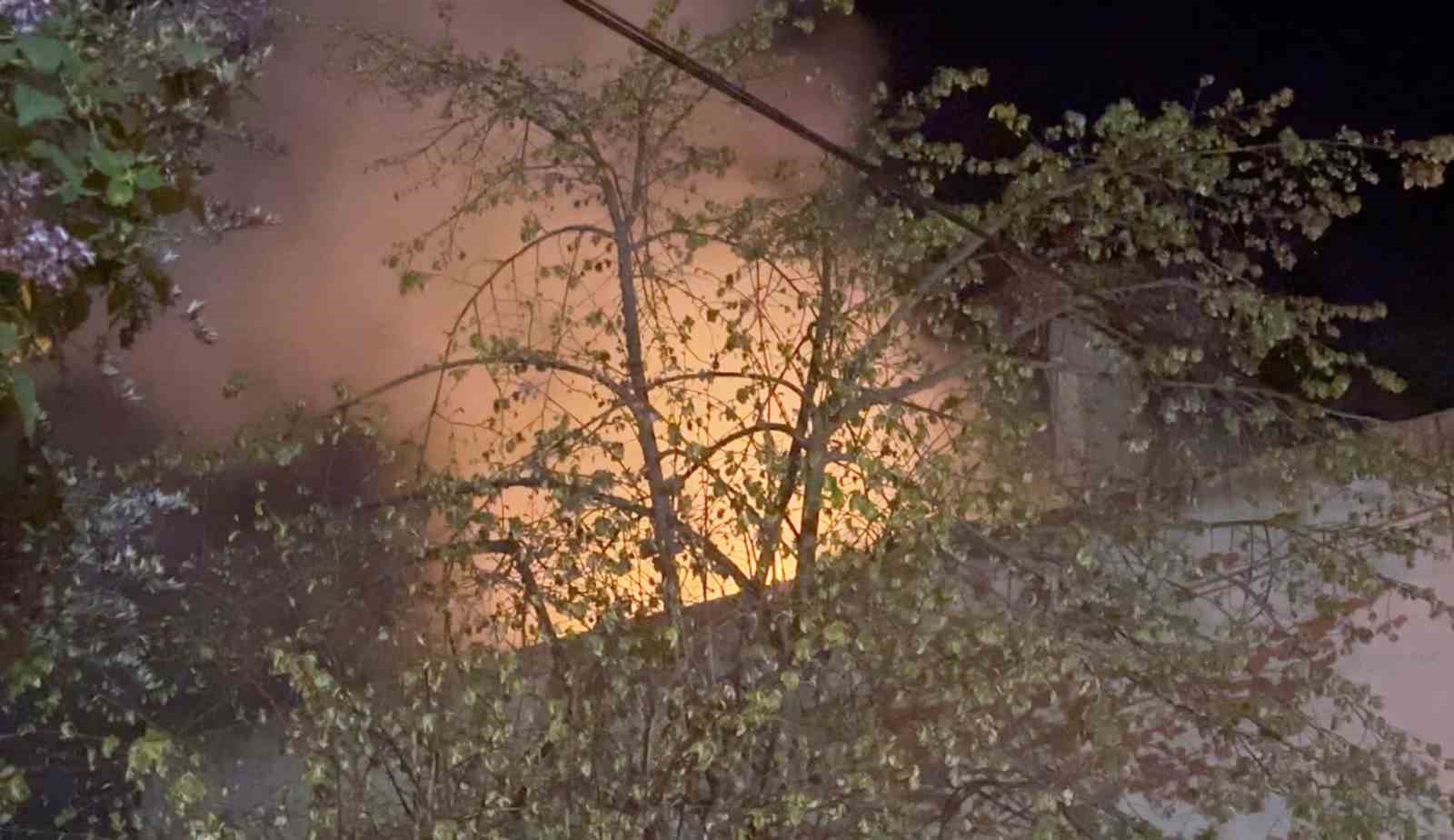 Gece yarısı korkutan yangın: Evde uyuyan kişi kurtarıldı
?v=1