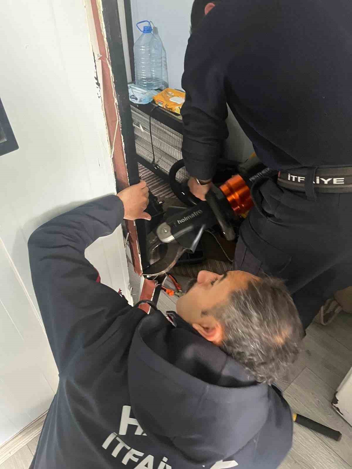 Antakya’da profil demirine sıkışan kuş kurtarıldı
?v=1