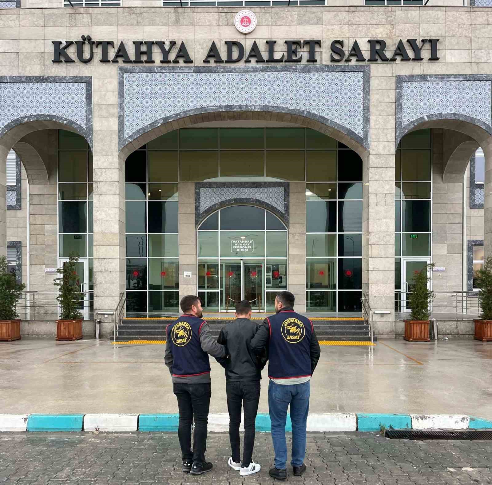 Kütahya’da kablo hırsızları suçüstü yakalandı
?v=1