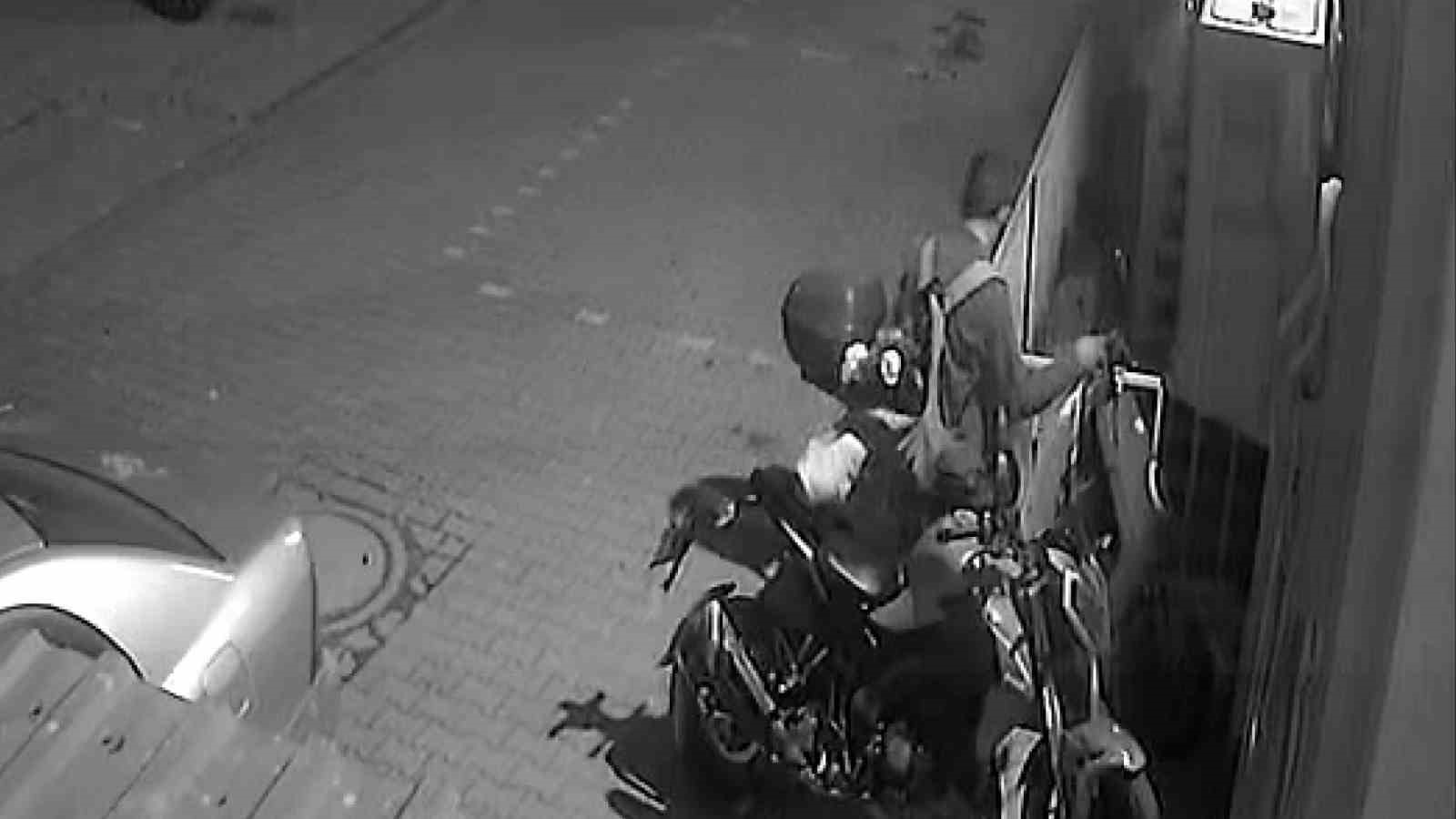 Bir haftada 5 araç çalan hırsız tutuklandı:  Olay tarihlerinde belirtilen adreslere gitmedim 
?v=1