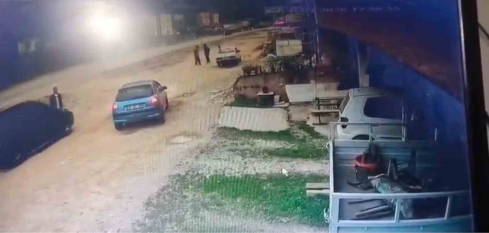 Önce konuştu, sonra çarptı: O anlar kameraya yansıdı
?v=1