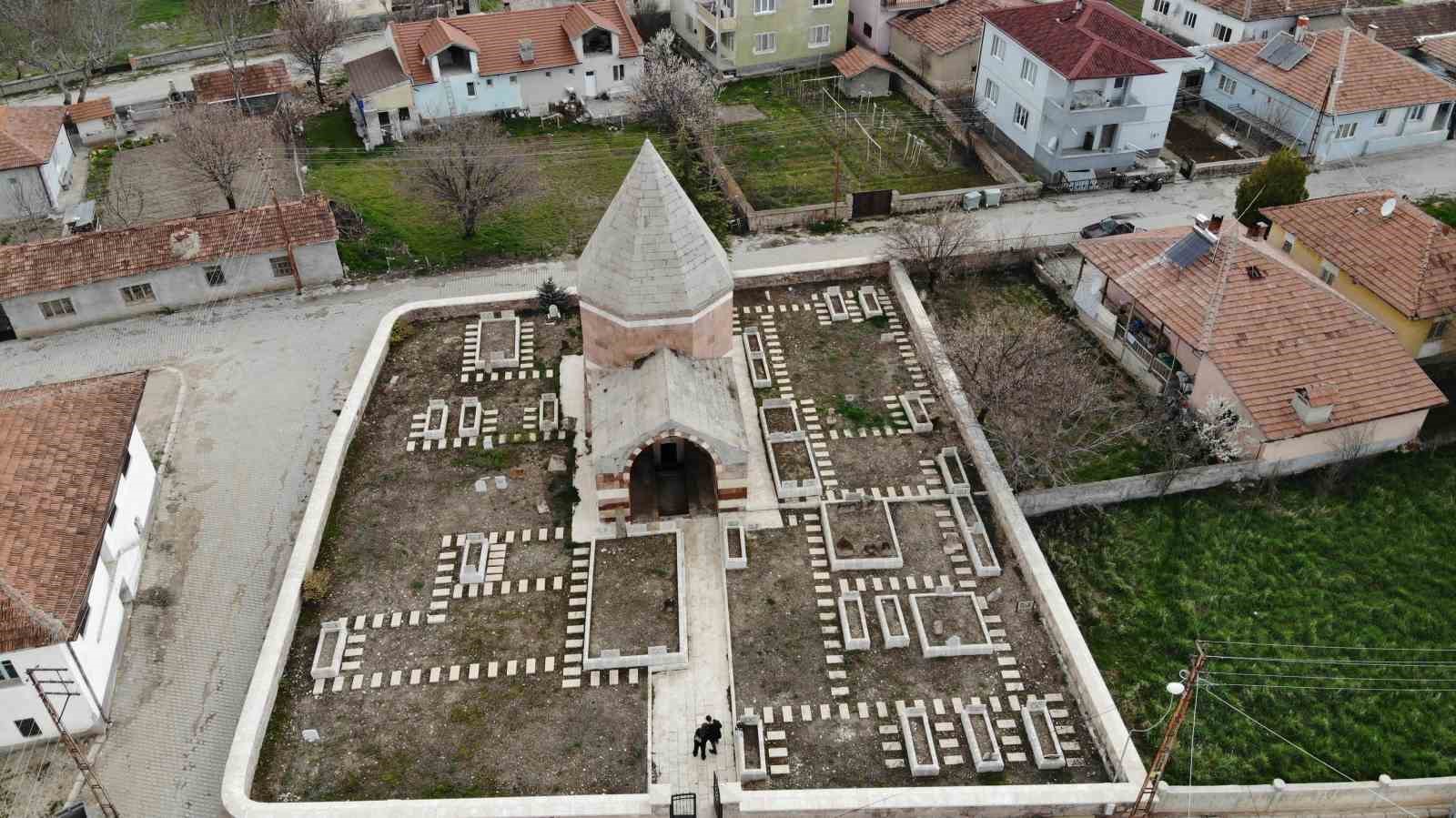 Çandır’daki 5 asırlık türbe tarihe ışık tutuyor
?v=1