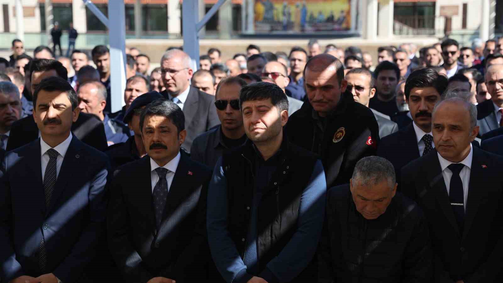 Kırşehir’de boğazına çilek kaçan 2,5 yaşındaki çocuk hayatını kaybetti
?v=1