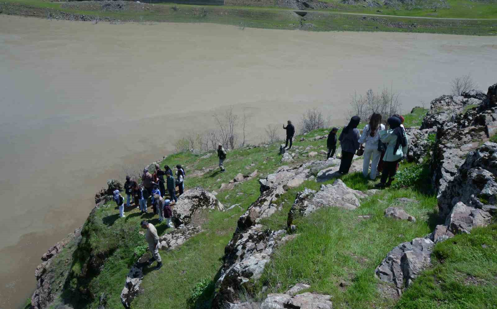 Üniversiteli gençler fotoğrafçılık kursuyla Muş’u keşfediyor
?v=1