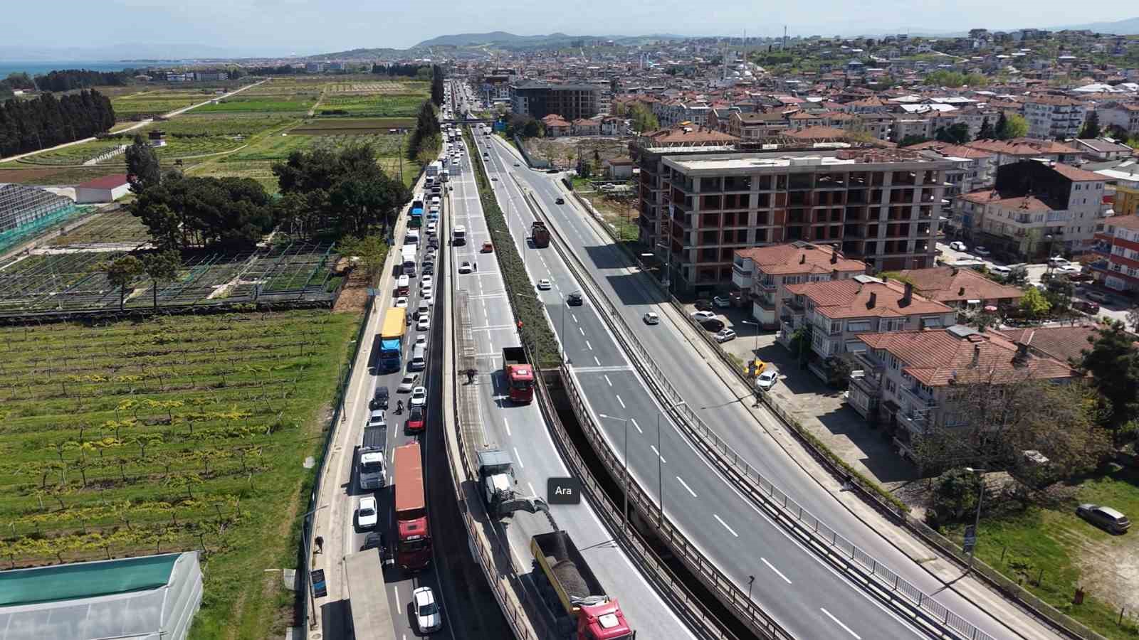 Yalova’da köprülü kavşakta çalışma nedeniyle trafik yoğunluğu
?v=1