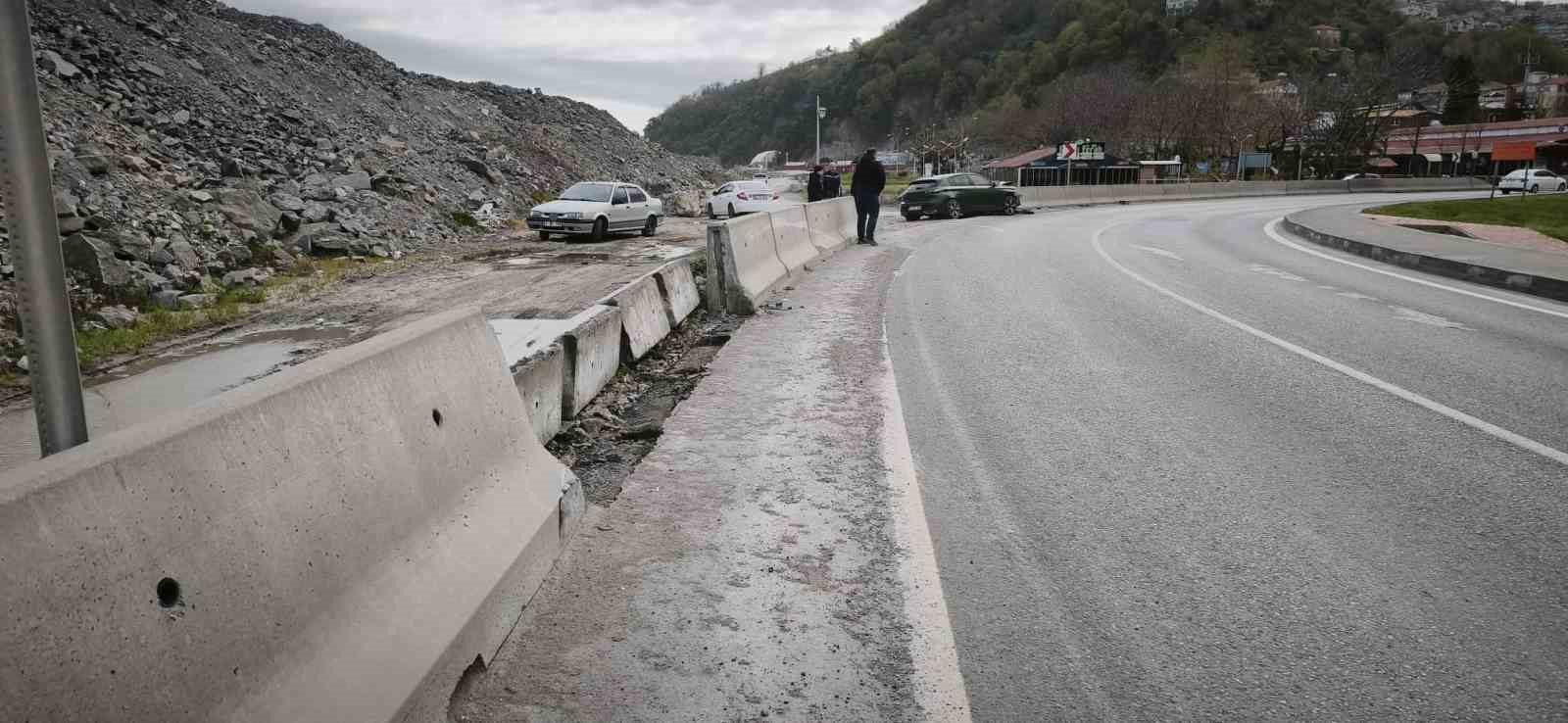 Zonguldak’ta kontrolden çıkan araç kaza yaptı
?v=1