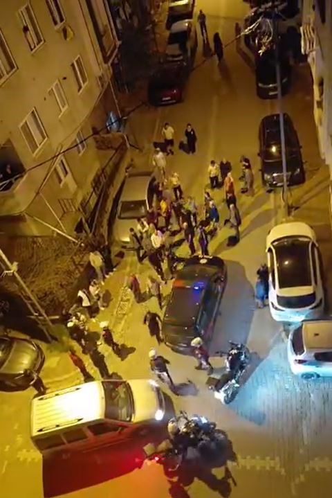 Eski sevgili evini bastı, binayı taşlayarak etrafa ateş etti; o anlar kamerada
?v=1