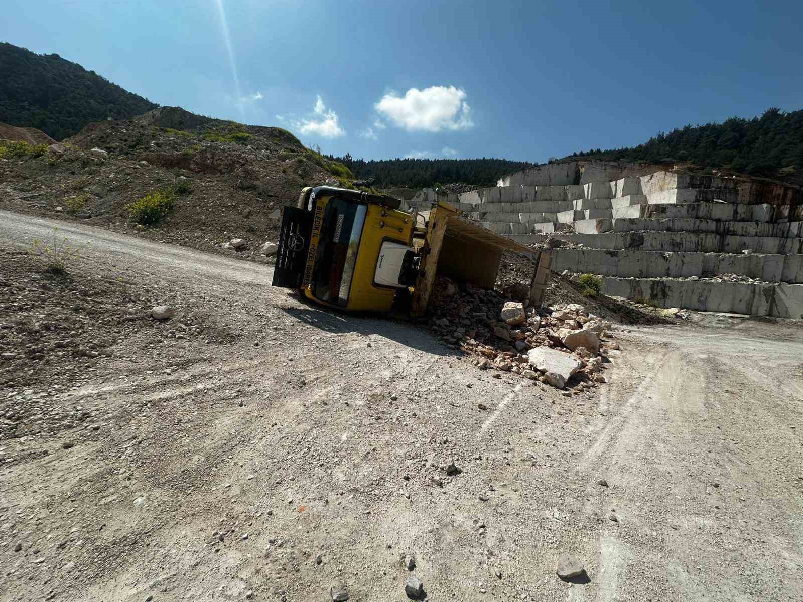 Bilecik’te taş yüklü kamyon devrildi: 2 yaralı
?v=1