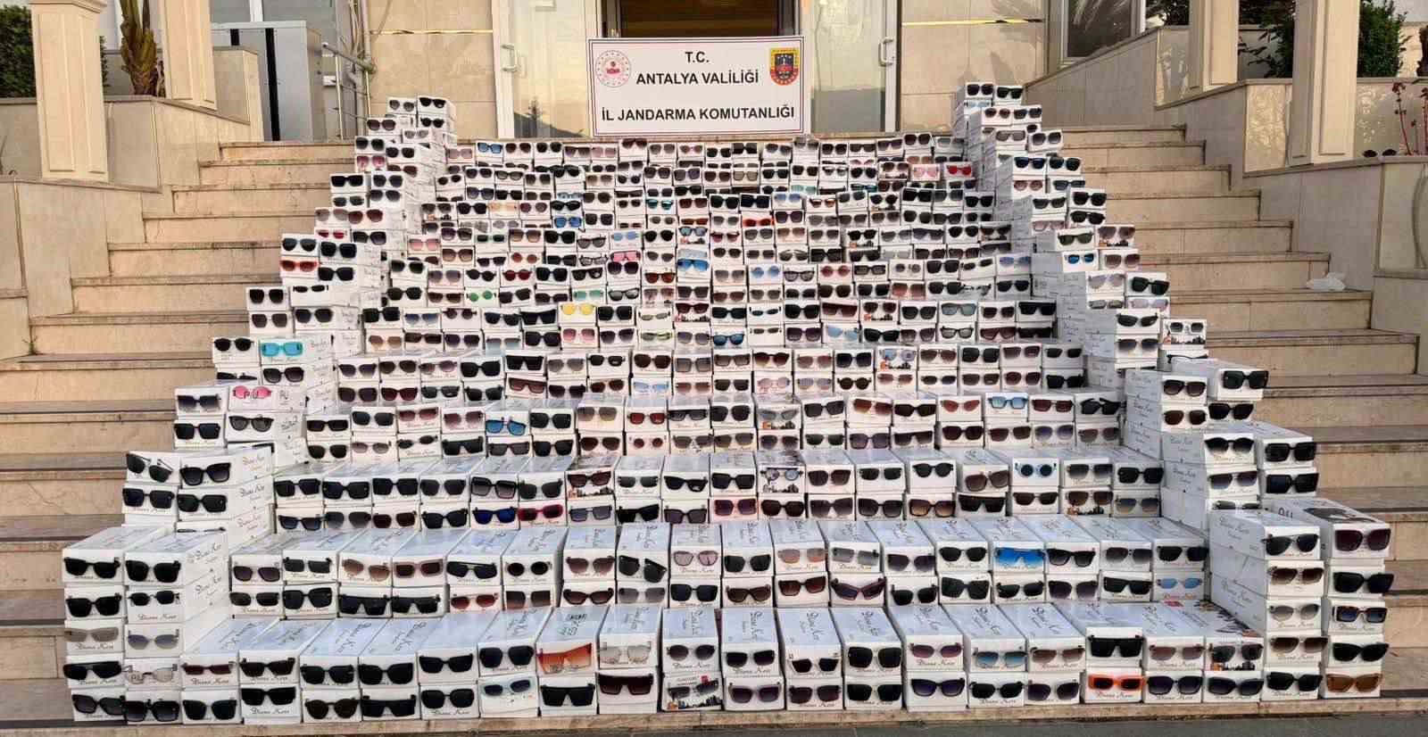 Antalya’da piyasa değeri 20 milyon olan 20 bin kaçak gözlük ele geçirildi
?v=1