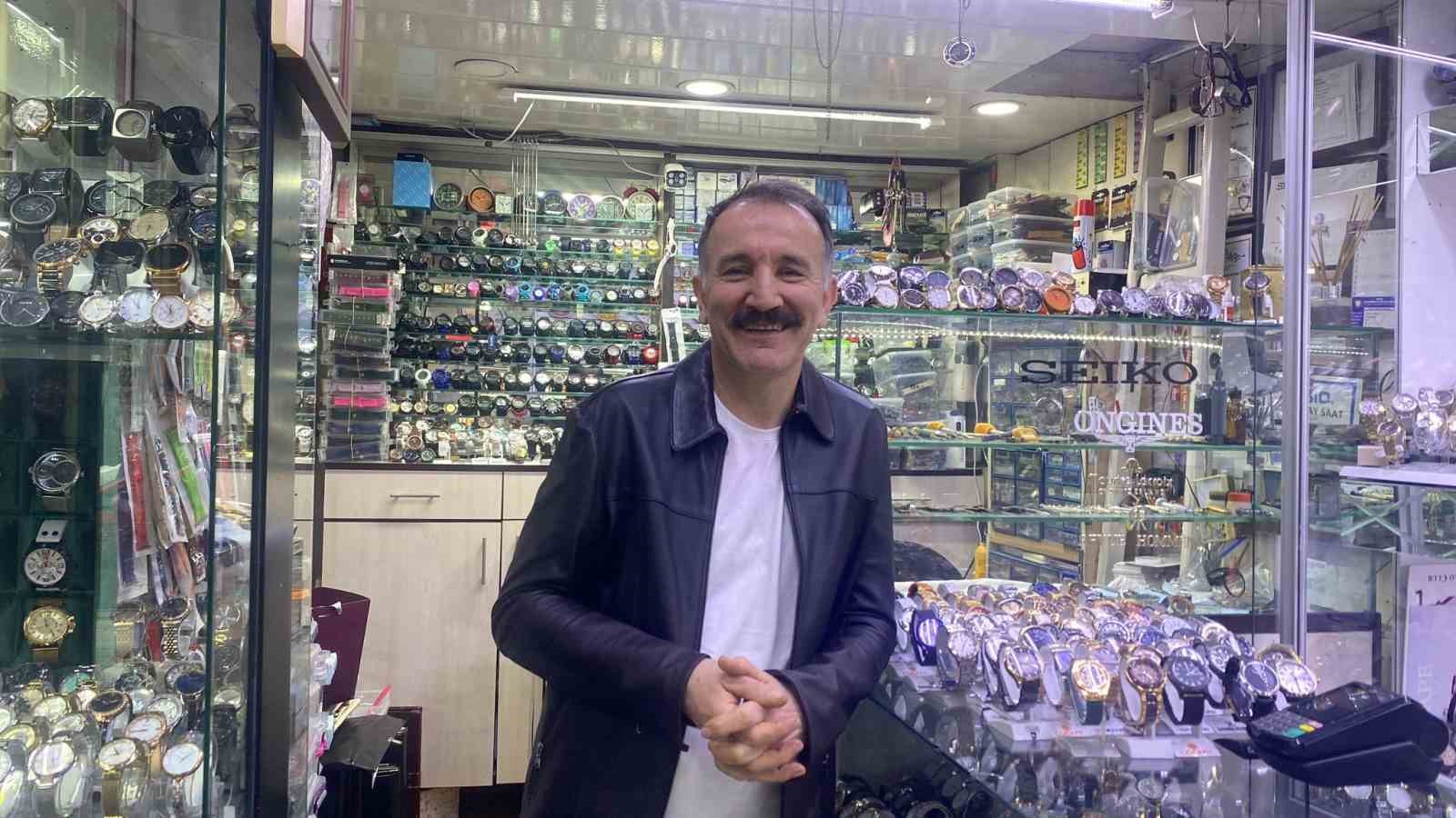 Bu ustalar saatleri yeniden ayarlıyor
?v=1