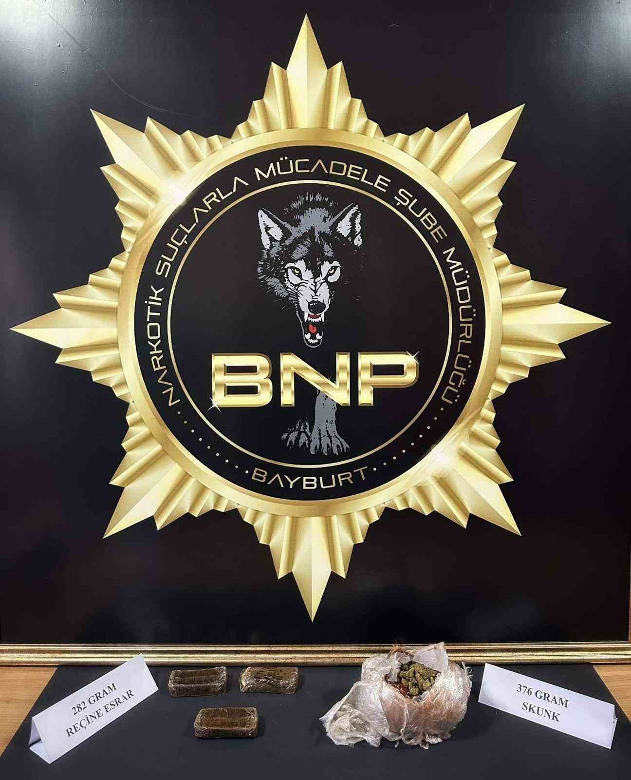 3 kiloya yakın uyuşturucunun Bayburt’a girişi engellendi
?v=1