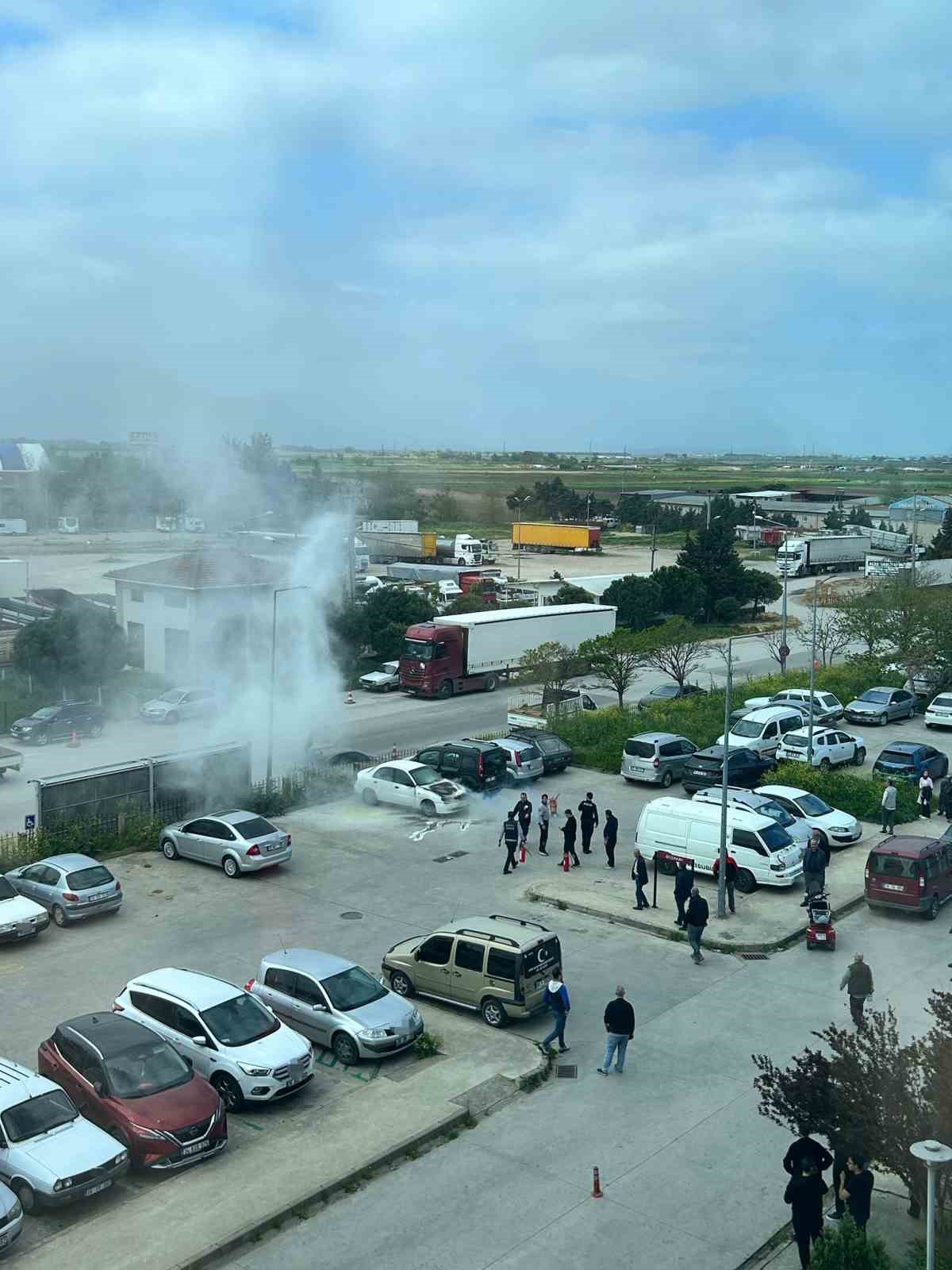 Otoparktaki otomobil, alev topuna döndü
?v=1