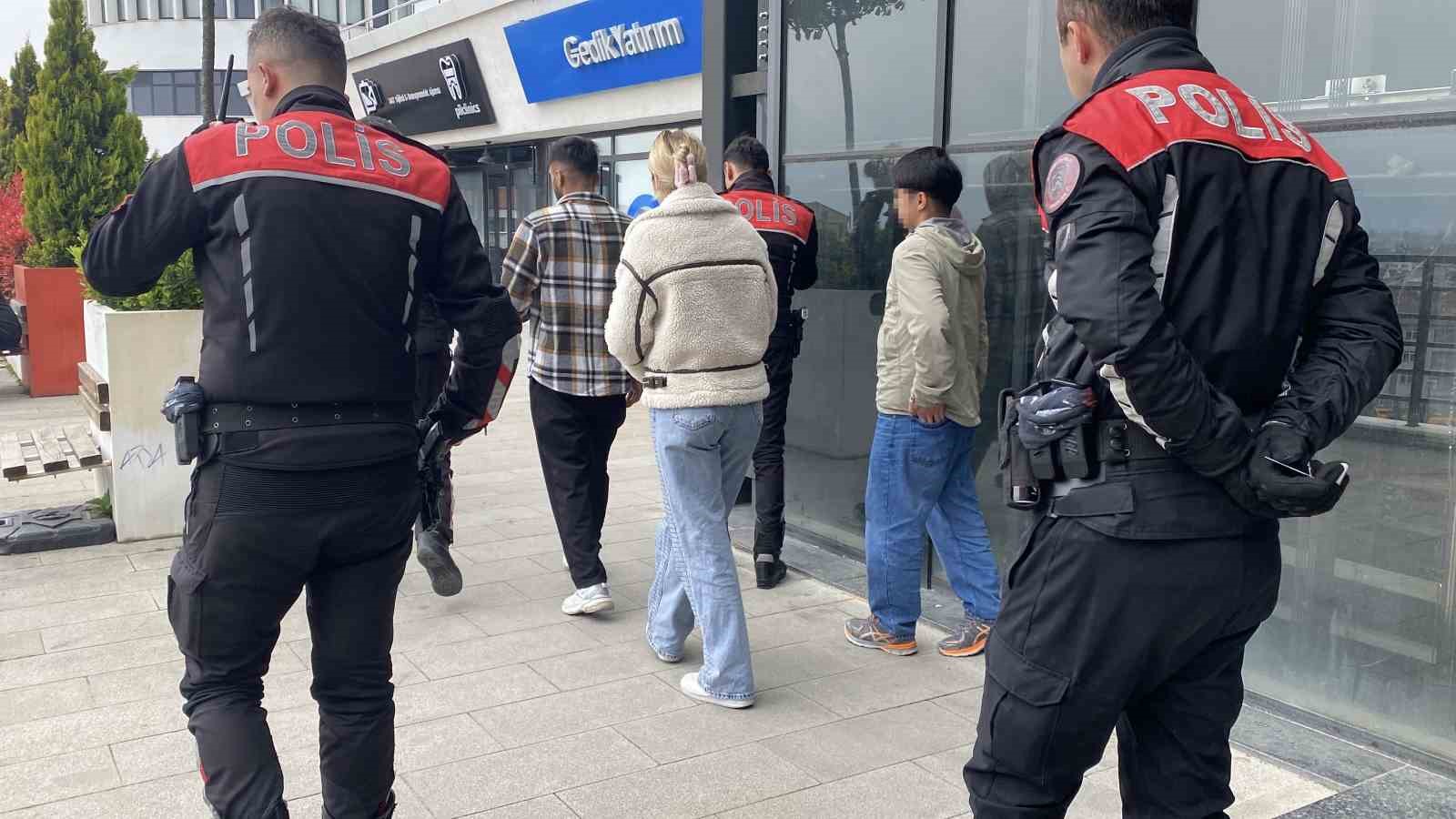 Kız kardeşini kafede bir erkekle görünce ortalığı birbirine kattı
?v=1