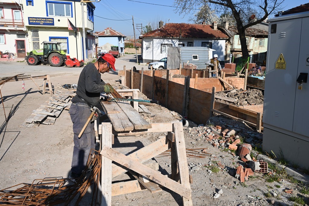 İnönü’de inşaat ve çevre düzenleme çalışmaları
?v=1