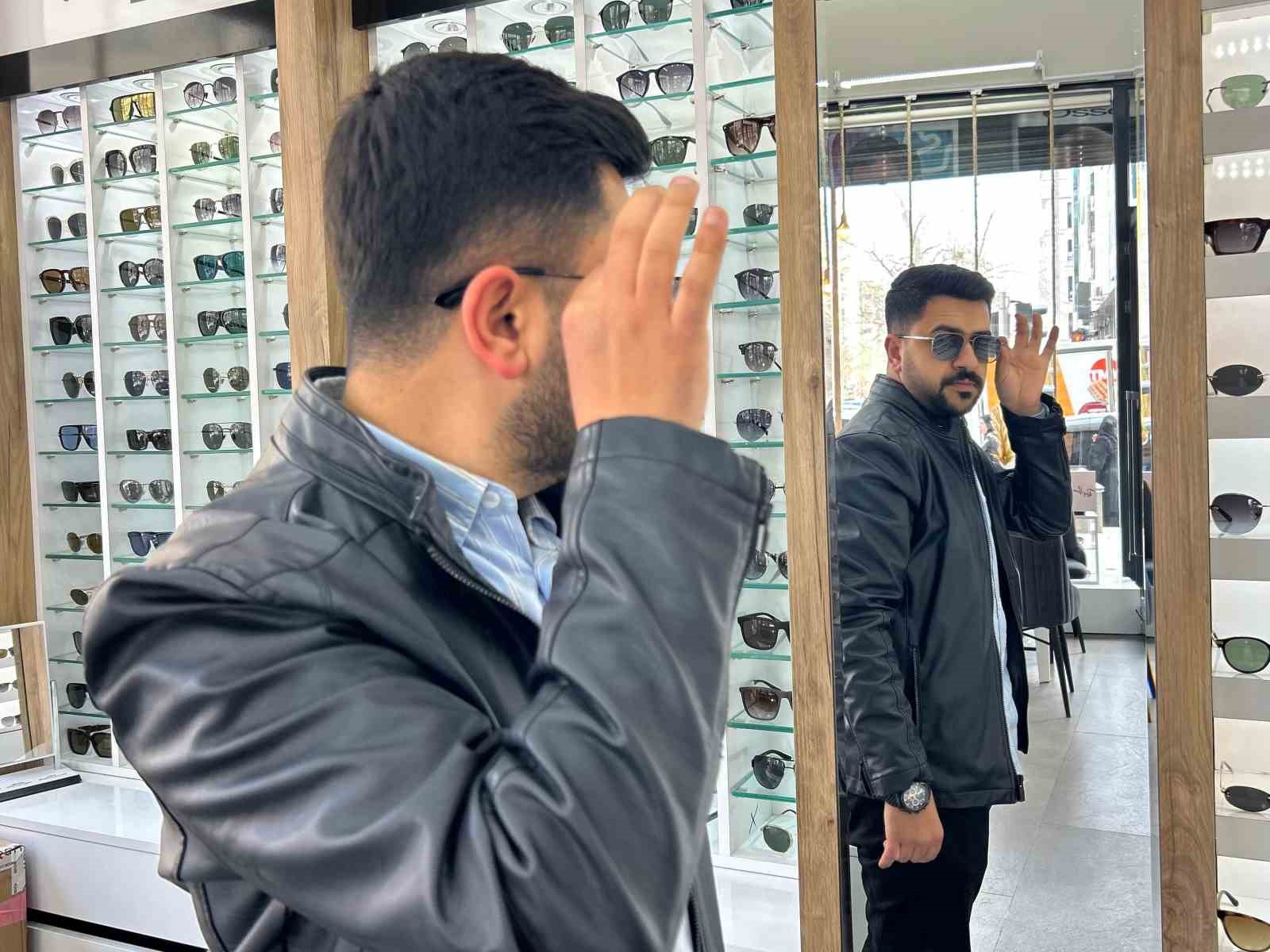 Van’da optisyenlerden sahte güneş gözlüğü uyarısı
?v=1