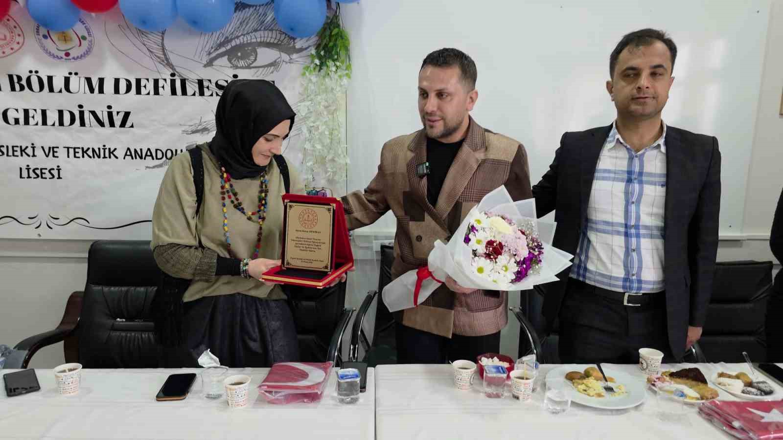 Genç tasarımcılar usta isimle bir araya geldi
?v=1