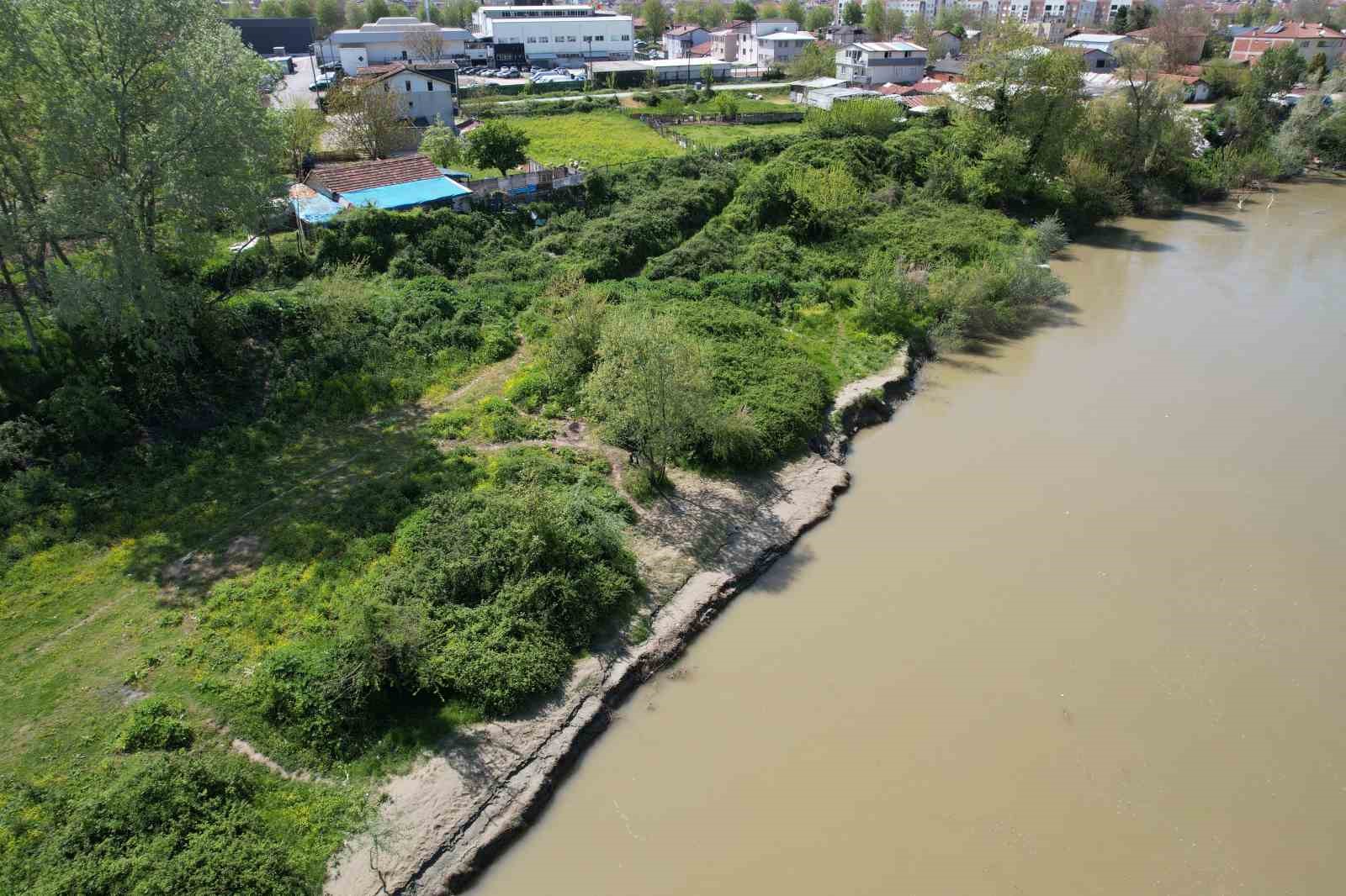 Sakarya’da nehre düşen çocuğu arama çalışmaları bir haftadır sürüyor
?v=1