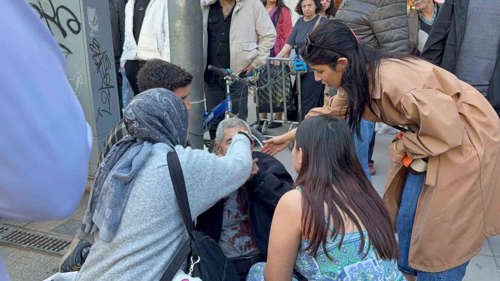 Çocuğun attığı yumrukla yaşlı adam kanlar içinde yere yığıldı
?v=1