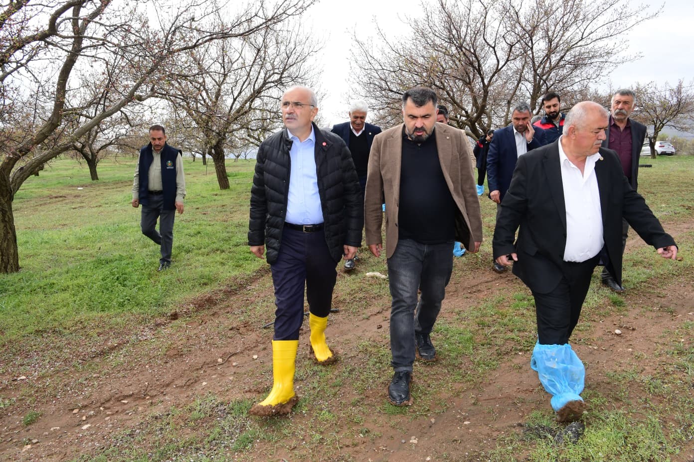 Başkan Er, dolu afetinden zarar gören ilçeleri ziyaret etti
?v=1
