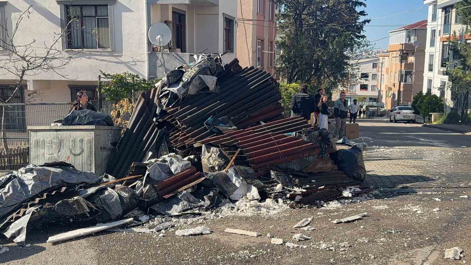 Kocaeli’de tadilatta olan binanın çatısı alevlere teslim oldu
?v=1