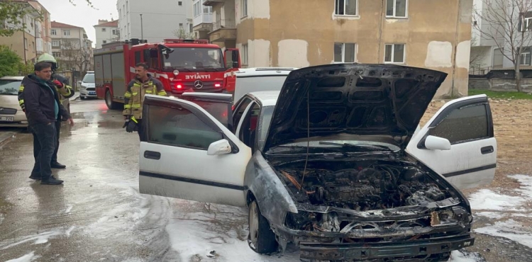 Karaman’da motor kısmından alev alan otomobil kullanılamaz hale geldi?v=1