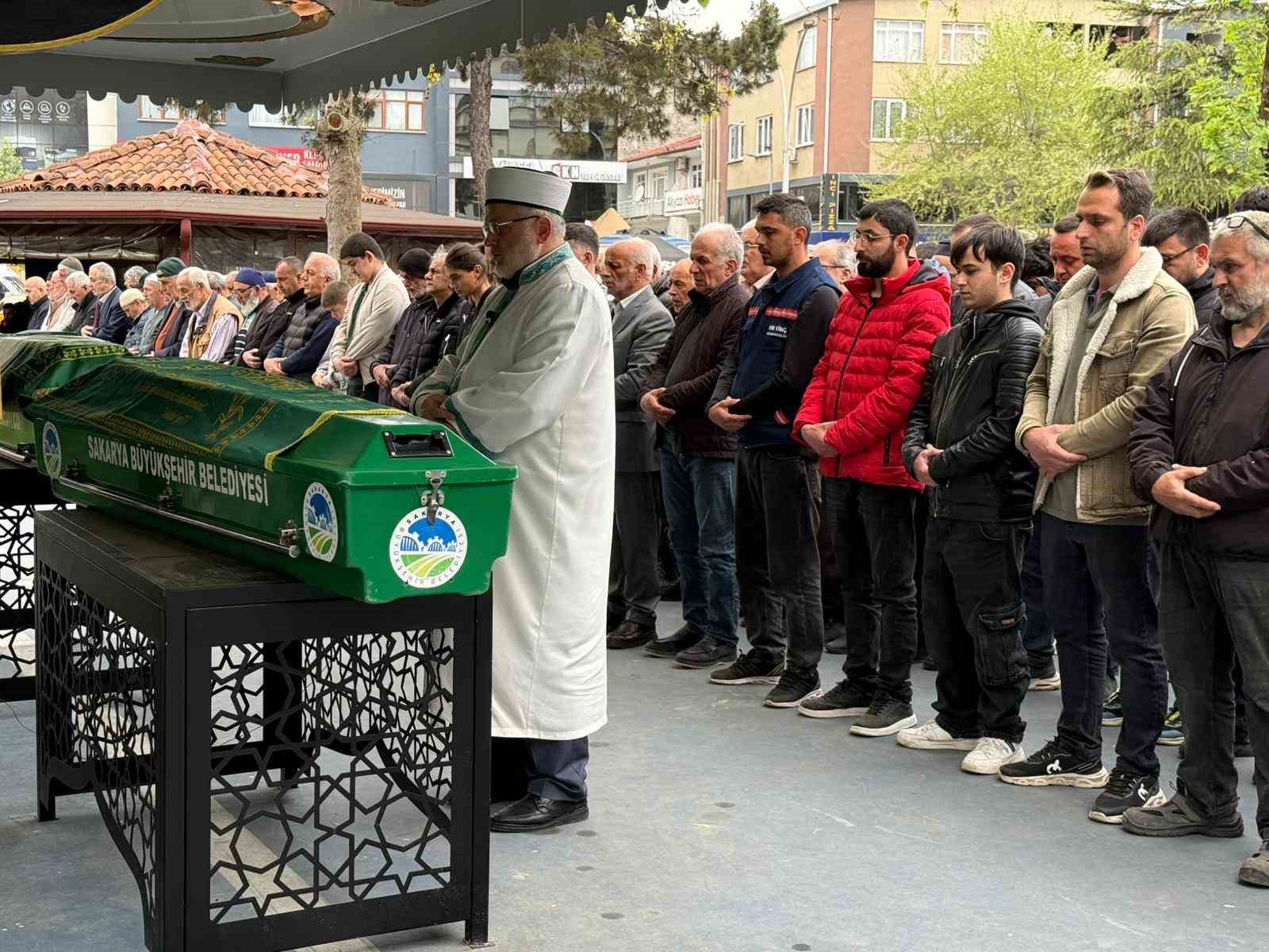 Göğsünden bıçaklanarak hayatını kaybetmişti, son yolculuğuna uğurlandı
?v=1