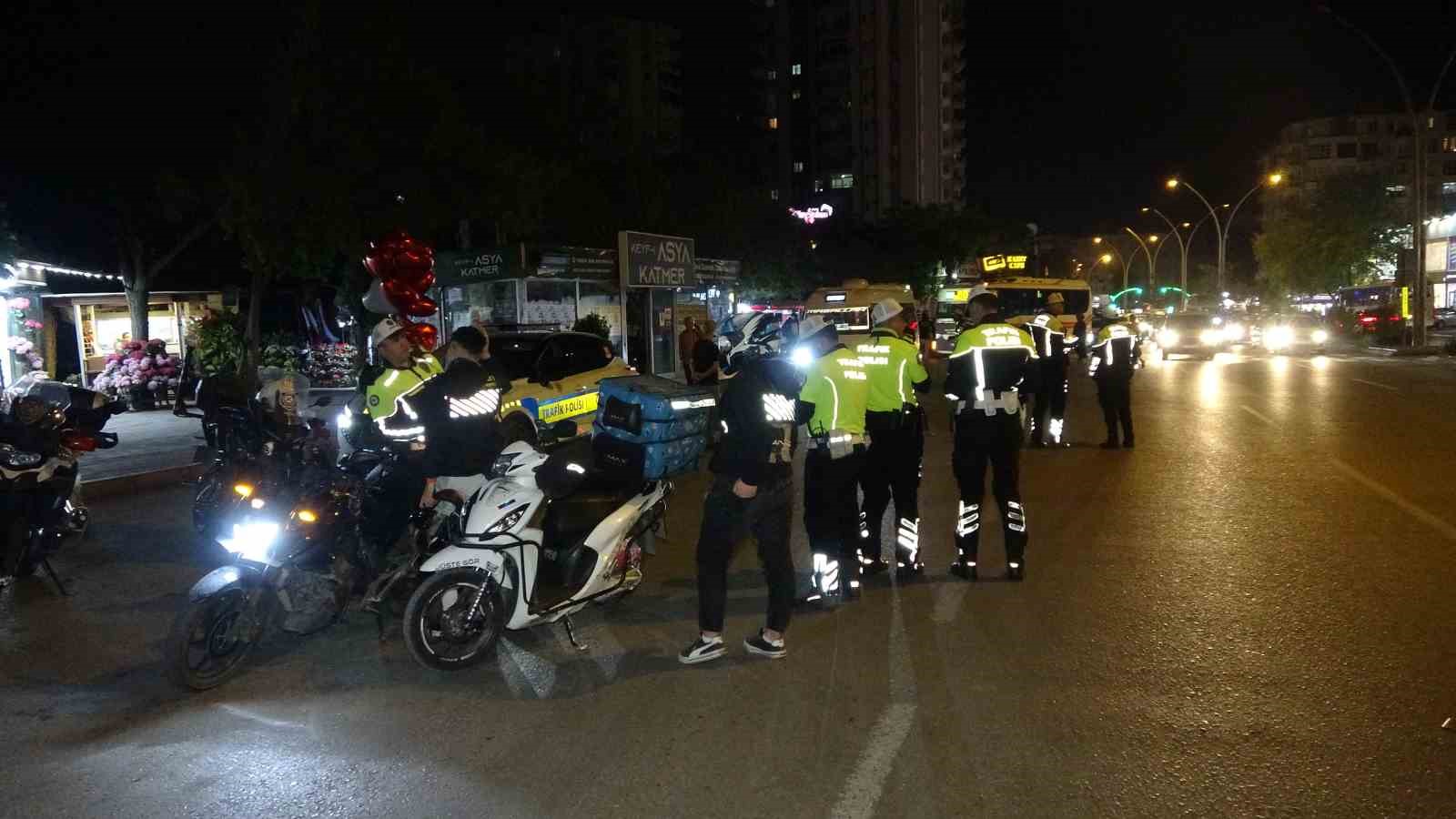 Kural tanımaz motosiklet sürücülerine 498 bin TL ceza
?v=1