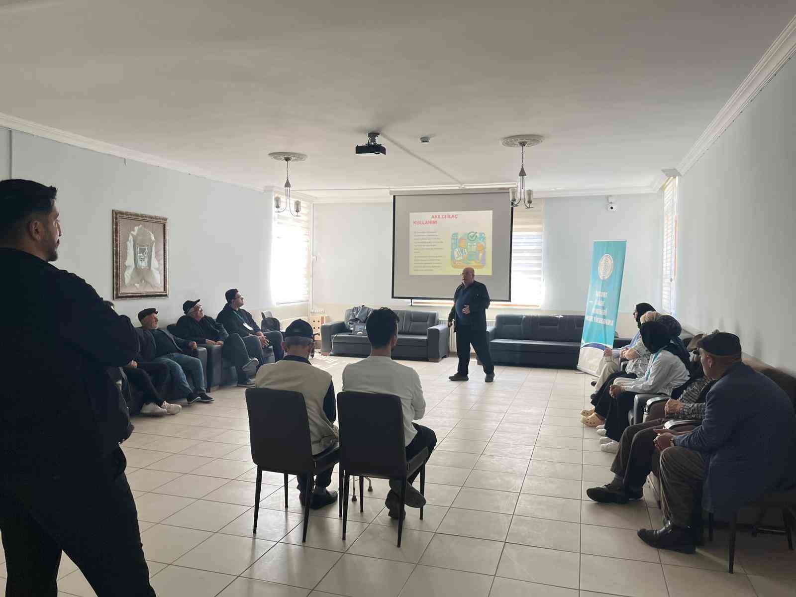 Bayburt’ta huzurevi sakinlerine akılcı ilaç kullanımı anlatıldı
?v=1