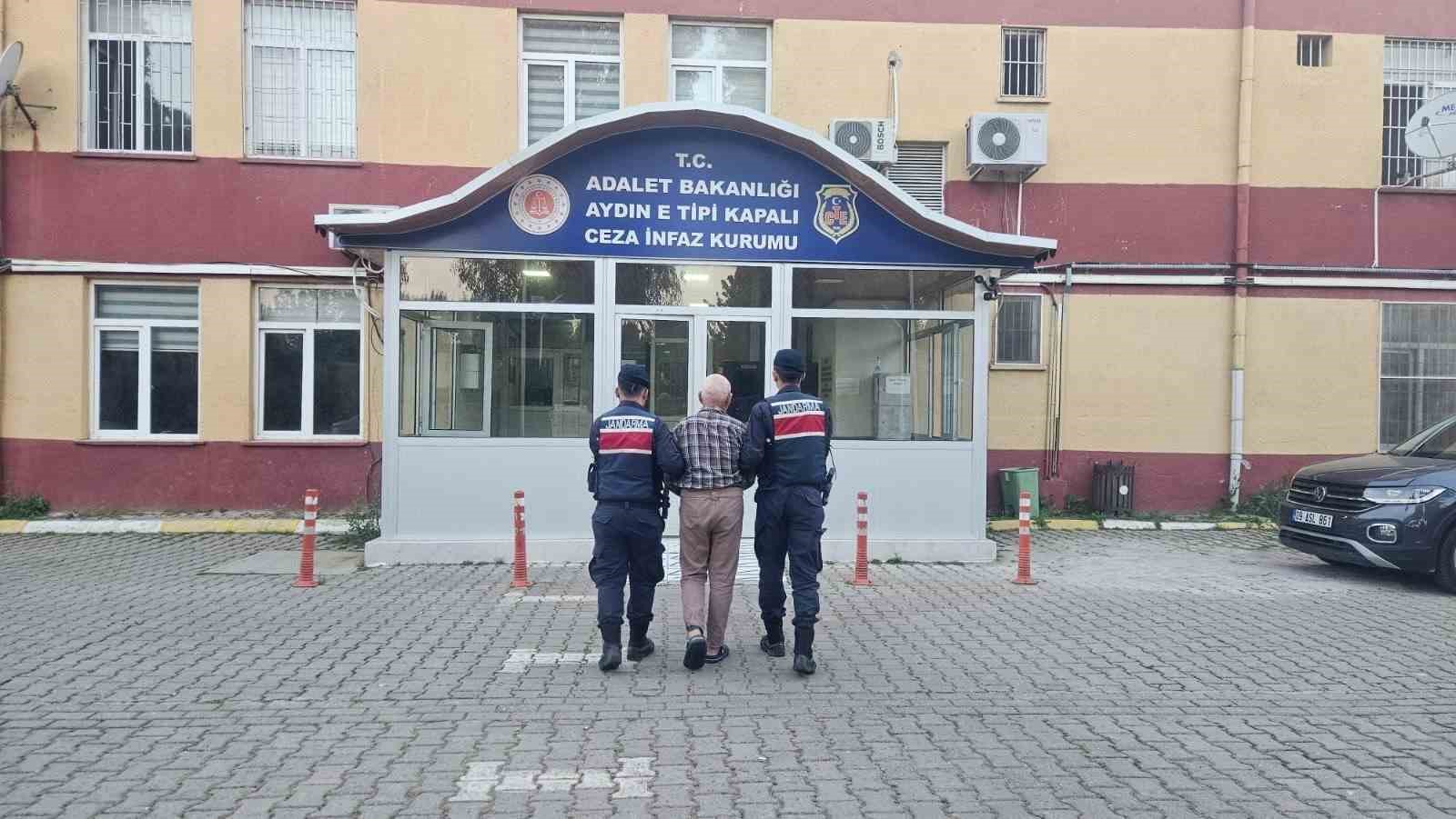 Aydın’da 70 yaşındaki firari hükümlü jandarmadan kaçamadı
?v=1
