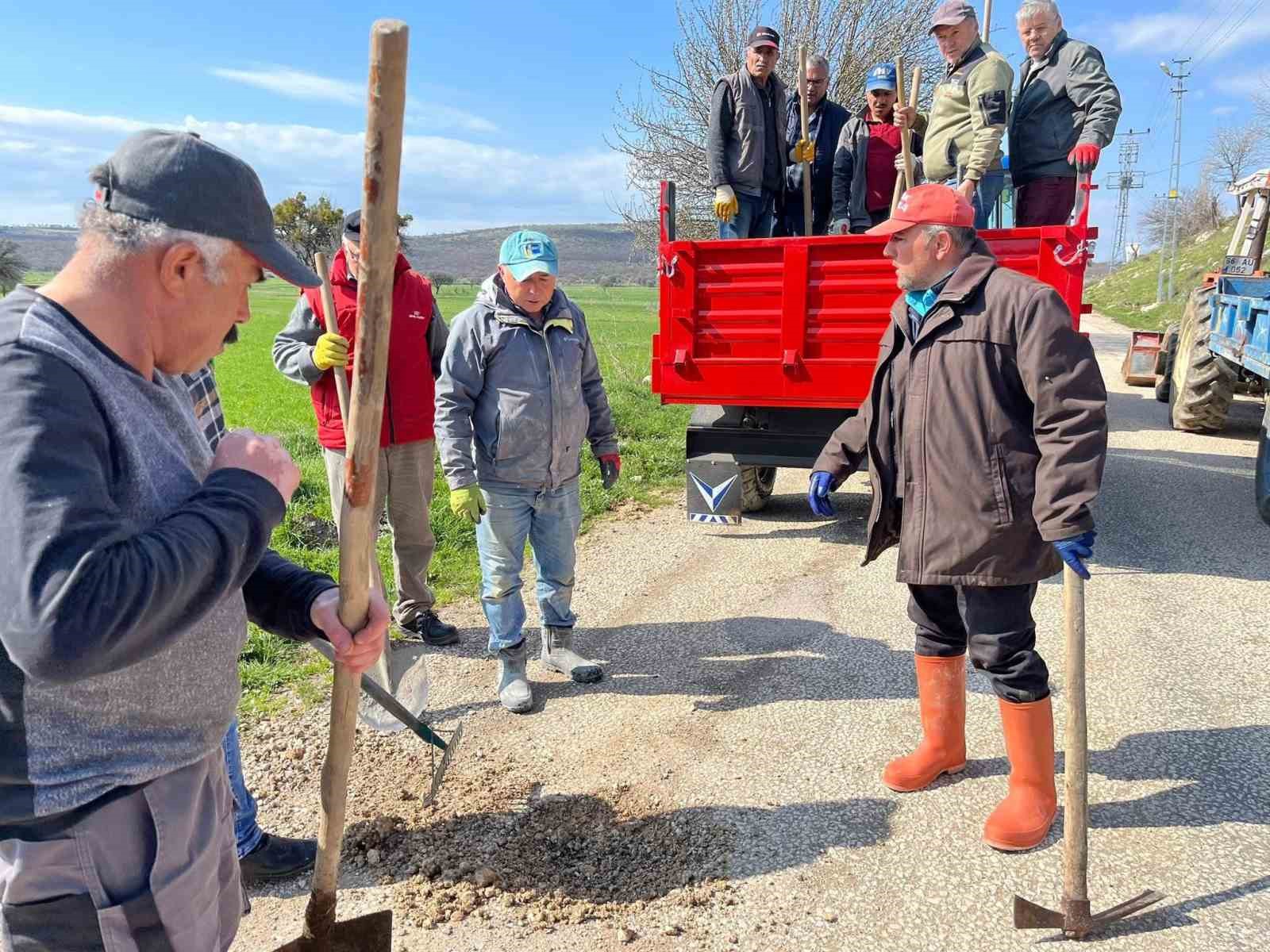 Tokat’ta köy halkı el ele vererek 5 kilometrelik yolu yeniledi
?v=1