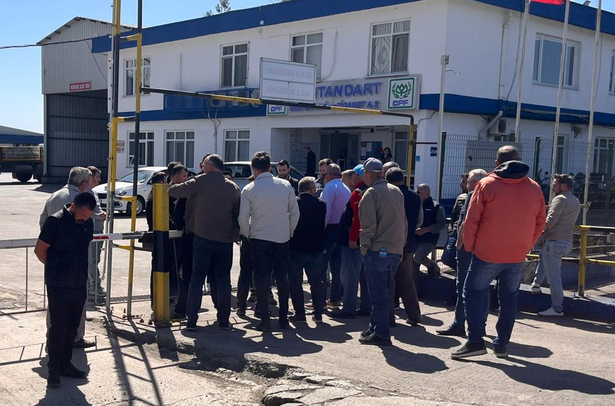 İş alamayan kooperatif üyeleri fabrika önünde toplandı
?v=1