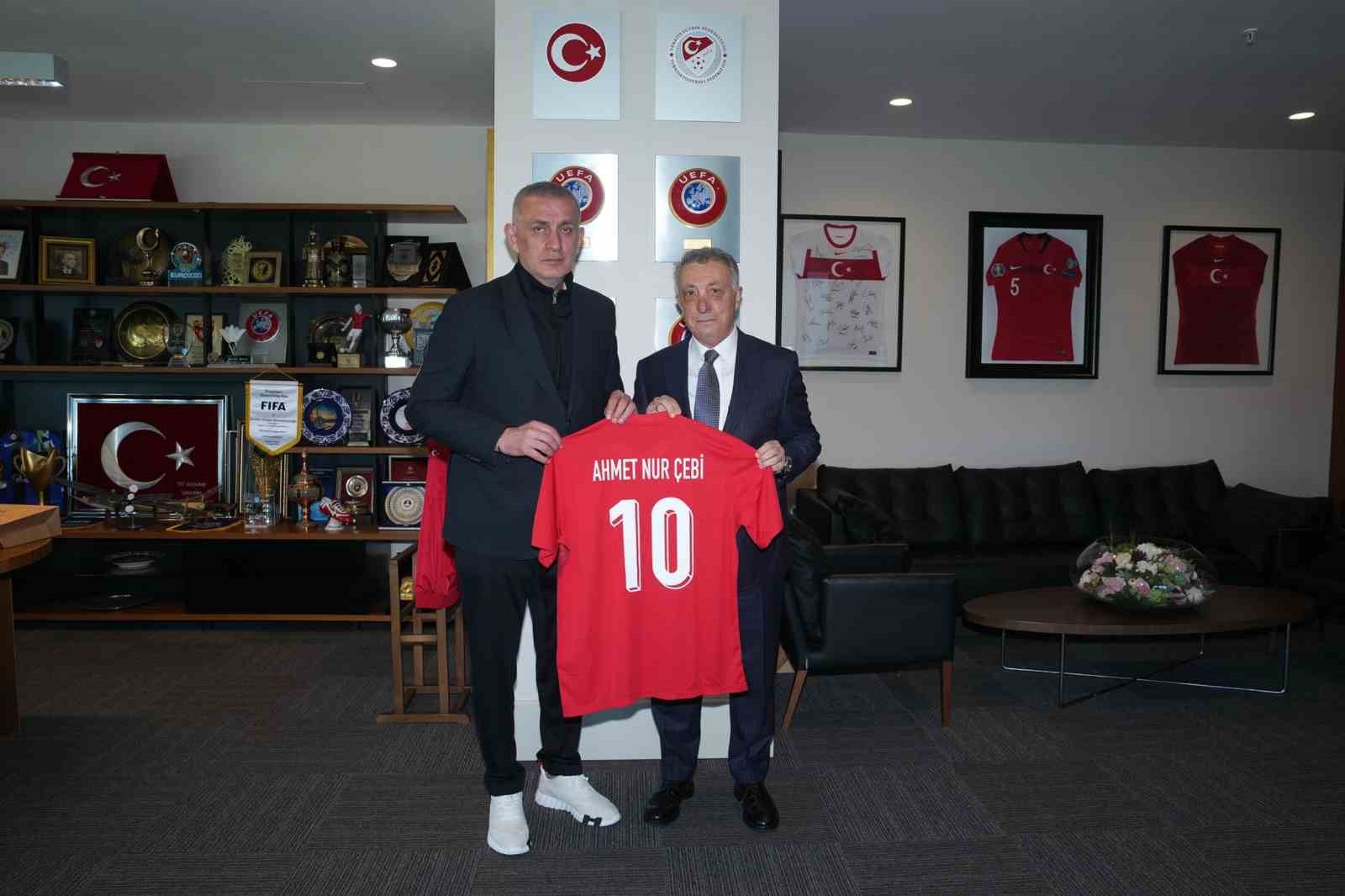 Ahmet Nur Çebi’den, TFF Başkanı Hacıosmanoğlu’na ziyaret
?v=1