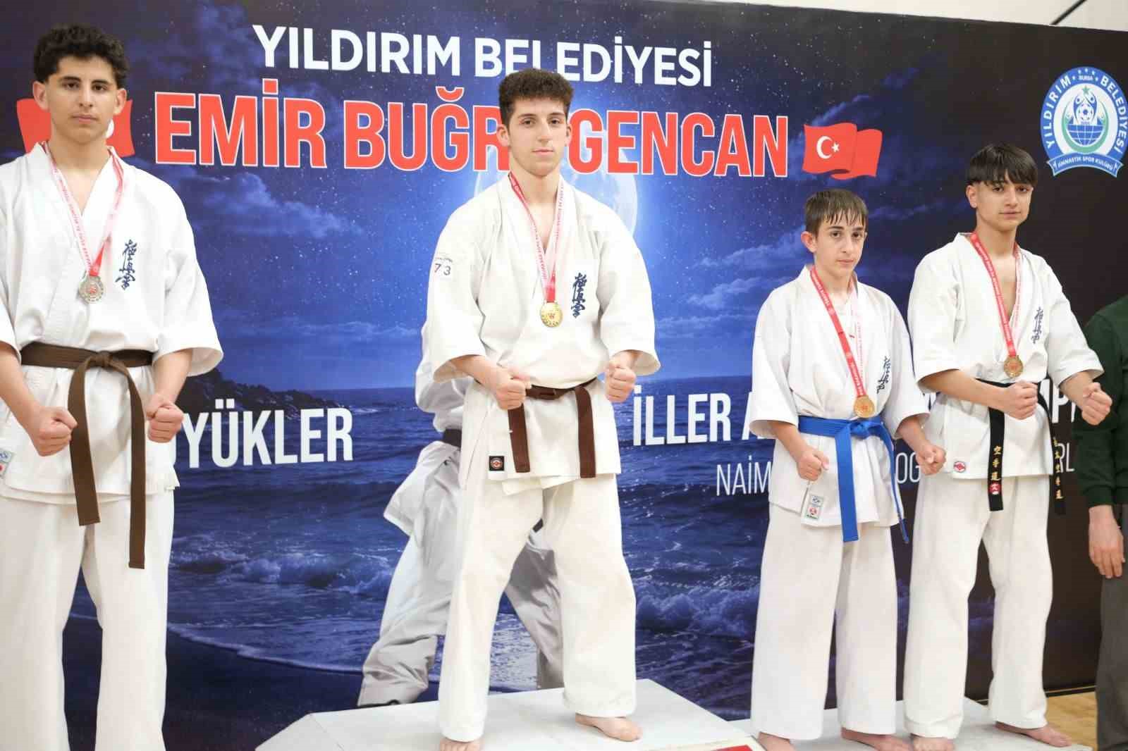 Yıldırımlı karatecilerden madalya yağmuru
?v=1