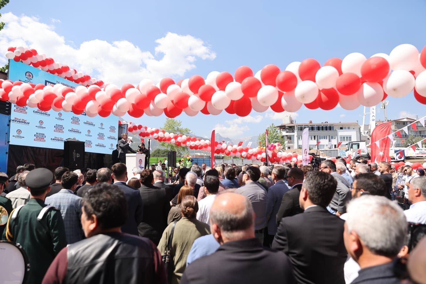 Denizli Büyükşehirden dayanışmayı büyütecek dev yatırım
?v=1