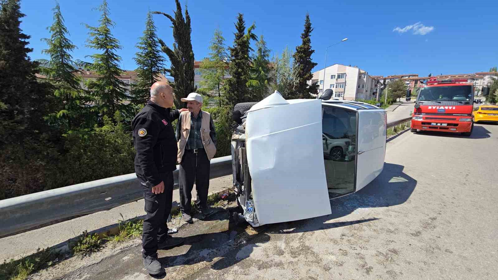 Köprüde kontrolden çıkan otomobil yan devrildi: Sürücü yara almadan kurtuldu
?v=1