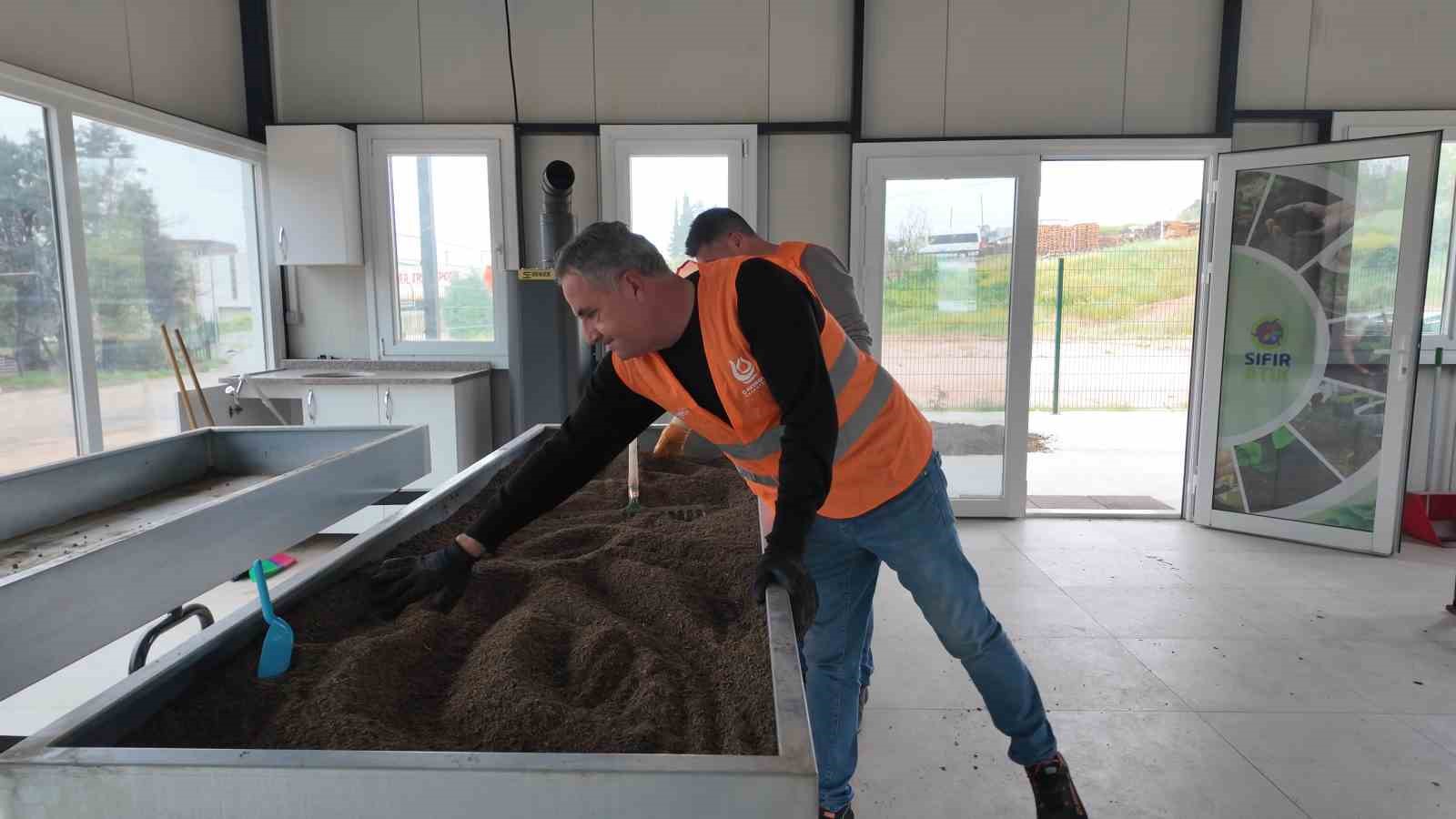 Pazar yerlerinden toplanan organik atıklar gübreye dönüştürülüyor
?v=1