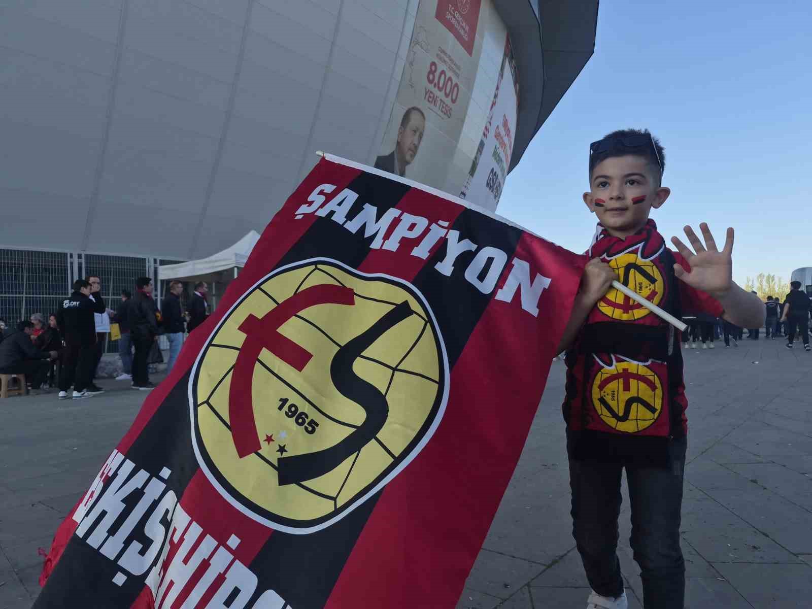 Eskişehirspor’a kumbarasını bağışlayan minik Buğra takımını yalnız bırakmıyor
?v=1