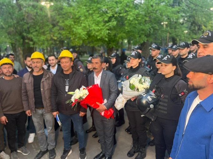 Bakan Çiftçi:  Madenci eyleminin sağduyu ve ve nezaket içinde sona ermesi anlamlı bir tablo ortaya koymuştur 
?v=1