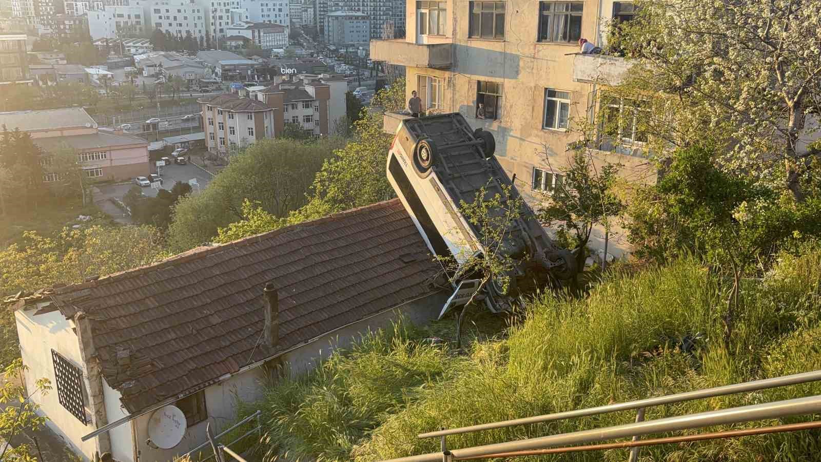 Kağıthane’de servis aracı gecekondunun çatısına uçtu: 1 yaralı
?v=1