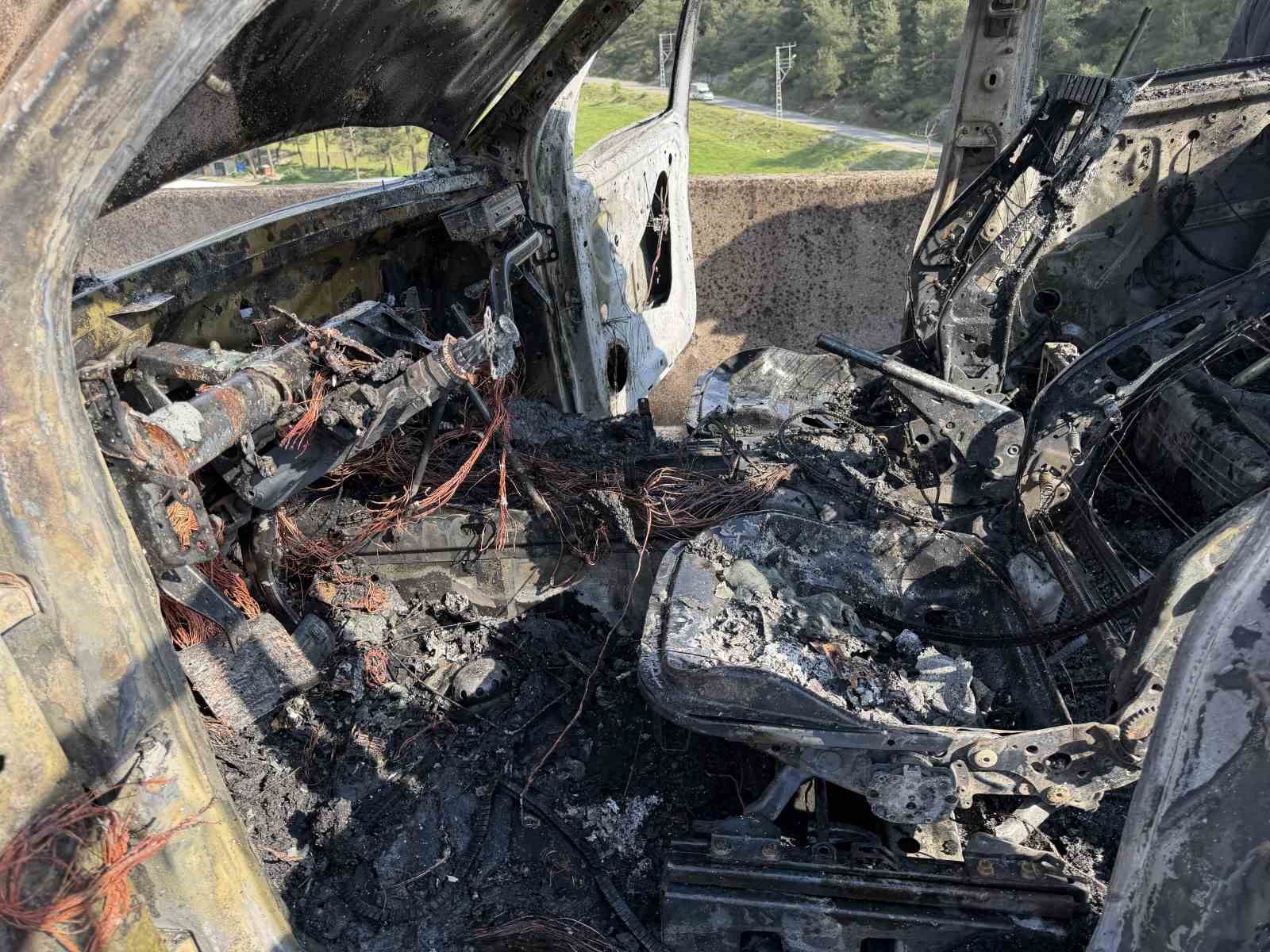 Osmaniye’de pikap alev alev yandı, sürücü son anda kurtuldu
?v=1