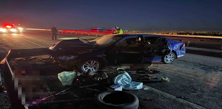 Otomobil bariyerlere ok gibi saplandı: 1 ağır yaralı?v=1