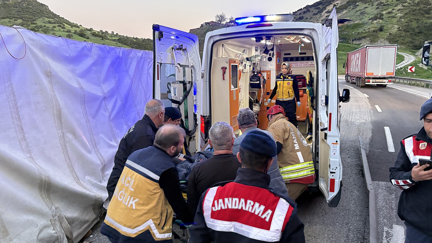 Kontrolden çıkan tır devrildi: 1 yaralı
?v=1