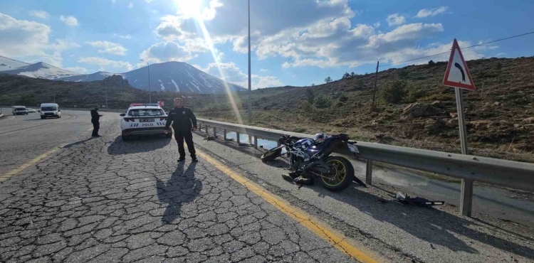 Motosiklet bariyere çarptı: 1 yaralı?v=1