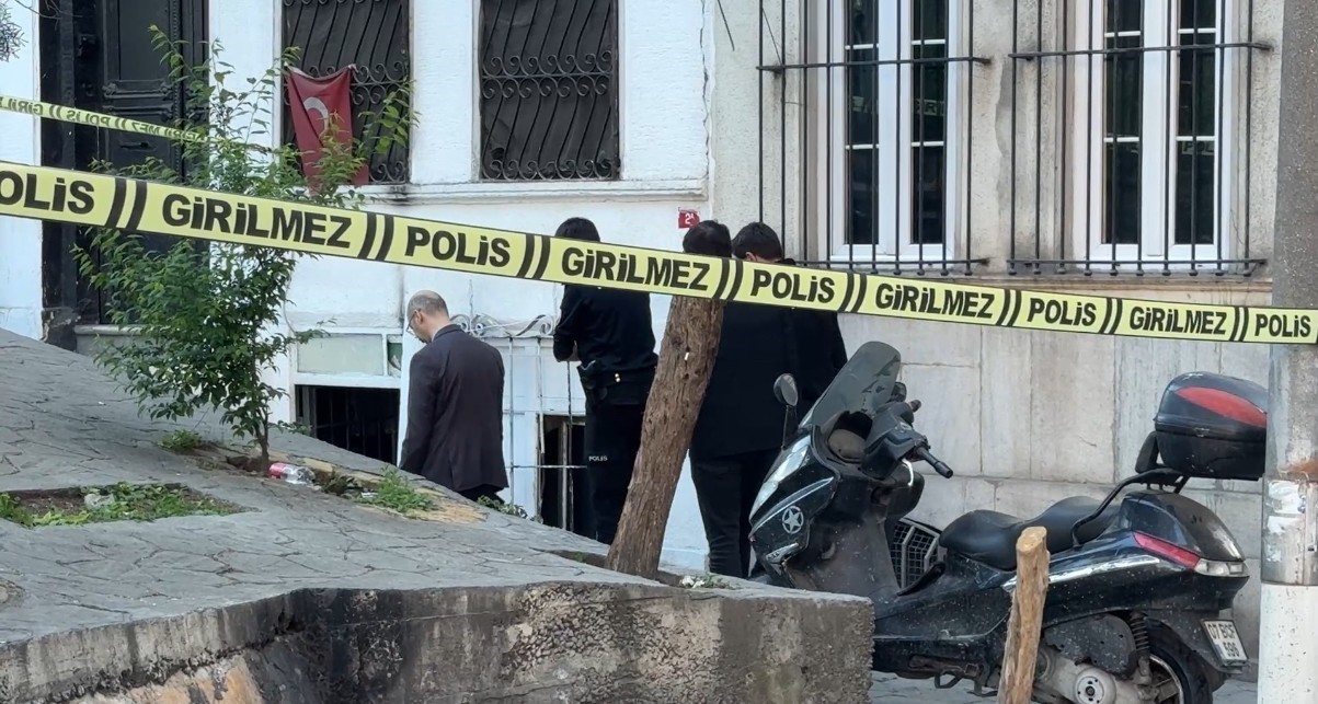 Beyoğlu’nda bir kişi apartman dairesinde ölü bulundu
?v=1