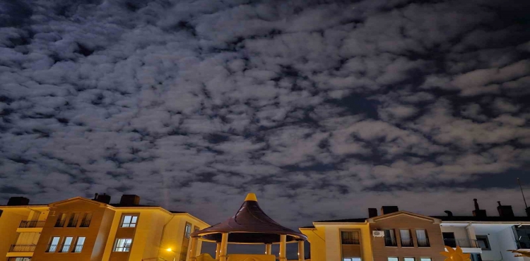 Geceyi aydınlatan doğa şöleni: Elazığ’da eşsiz bulut manzarası?v=1