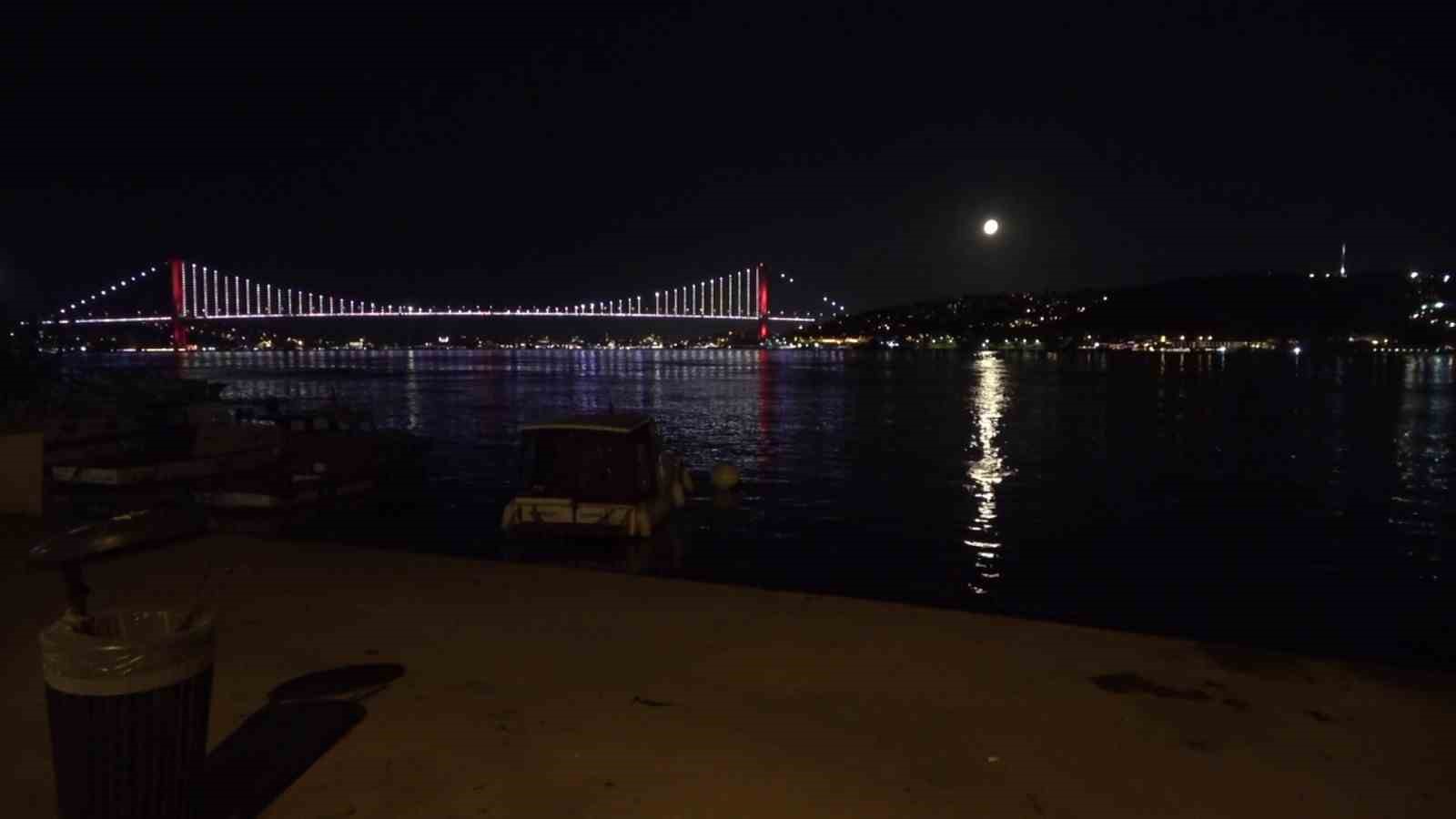 İstanbul Boğazı’nda yakamoz manzarası
?v=1