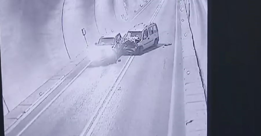 Artvin’de 7 kişinin yaralandığı tünel kazası kamerada
?v=1