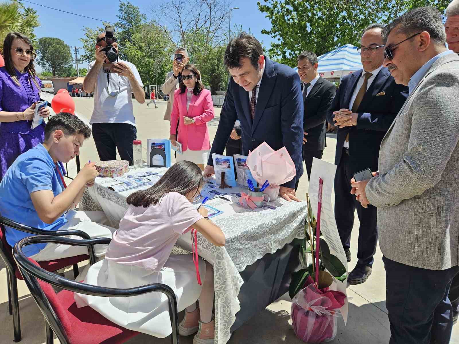 Minik yazarlar kitaplarını imzaladı
?v=1