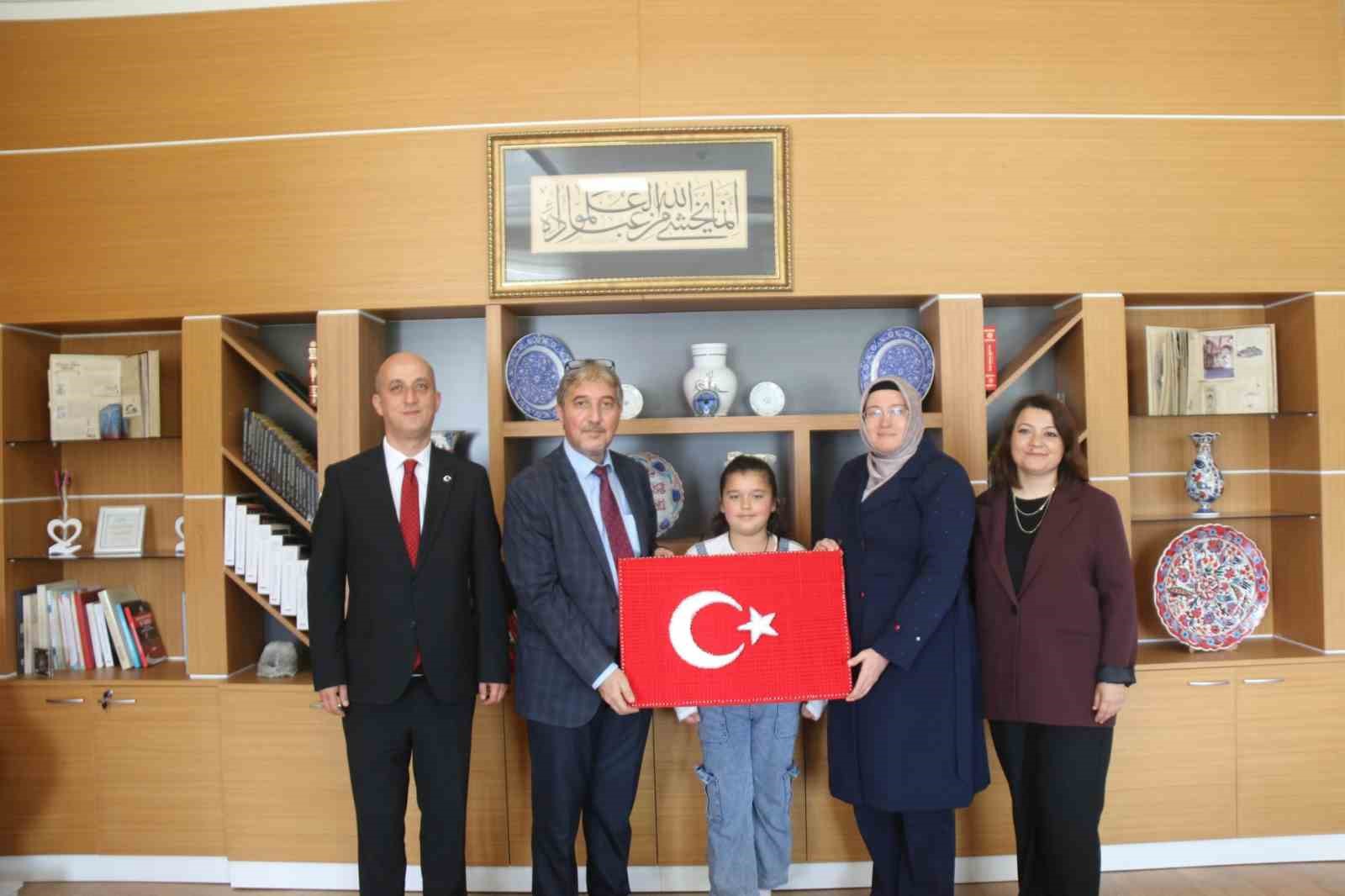 İl Milli Eğitim Müdürü Yılmaz Türkiye birincisi öğrenciyi tebrik etti
?v=1