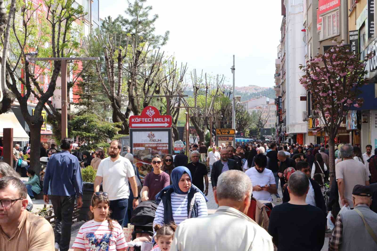 Hamamyolu’nda bahar yoğunluğu: İğne atsan yere düşmüyor
?v=1